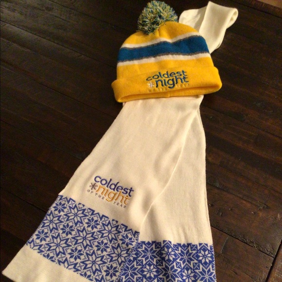 Collector Coldest Night of the Year Touque & Scarf - Picture 4 of 5